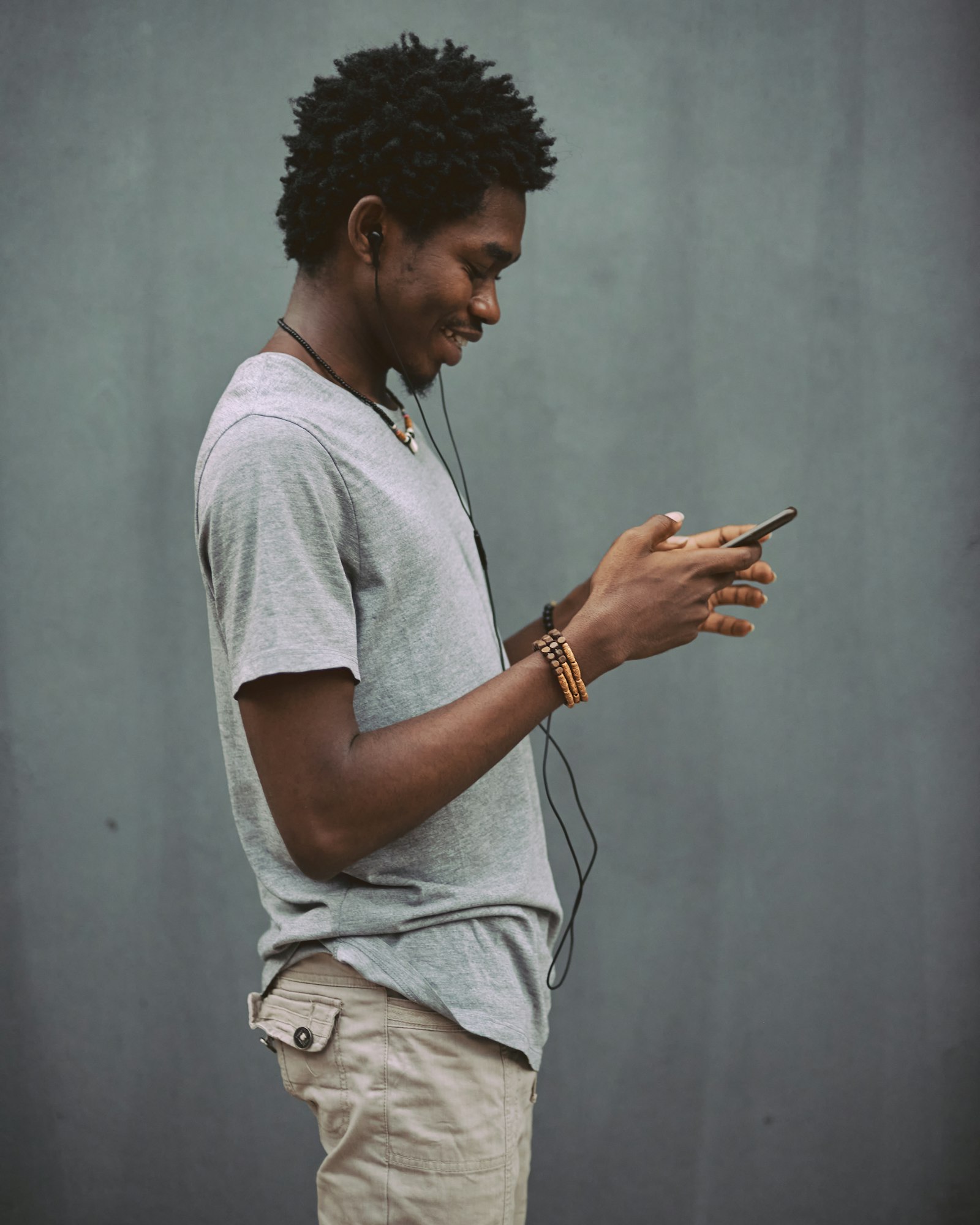 Élève étudiant avec son téléphone et un casque
